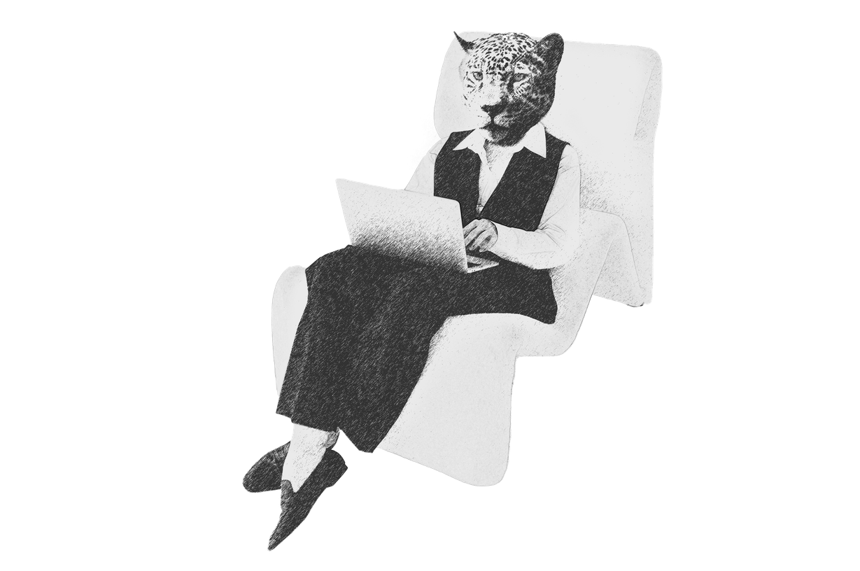 Personaje con cabeza de leopardo sentado en una silla
